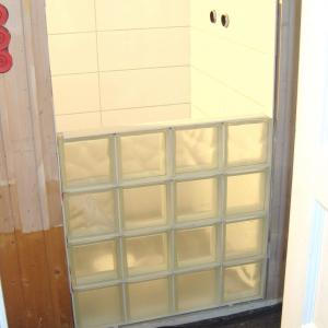 Glassbyggerstein i dusj