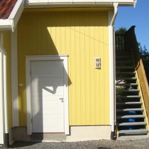 Utvendig dør inn til garasje og trapp til loft.