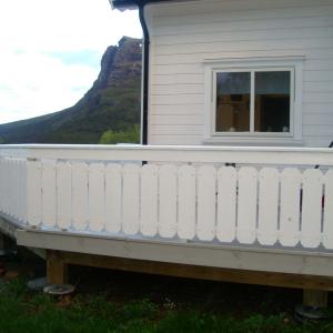 Bygget ny terrasse som går rundt store deler av huset.