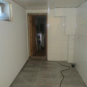 Flislagt gulv og vegger. Walls2Paint plater på yttervegg.