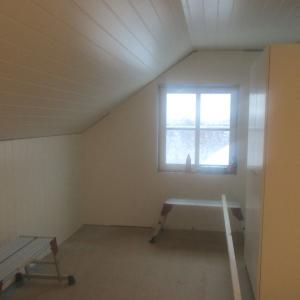 Ferdigmalt panel montert i tak og ferdigmalte plater montert på vegger.