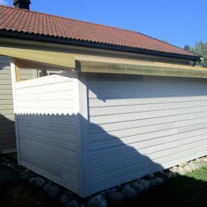 Ferdig overbygg sett fra utsiden bak. Hvitmalt kledning, skråtak.