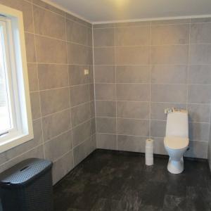 Ferdig bad. WC stående på gulv.